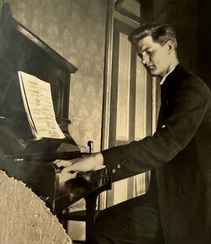 Len at the piano in his younger days.
